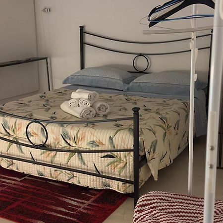 Small Mezzanine Apartment Colosseo Roma Exterior foto